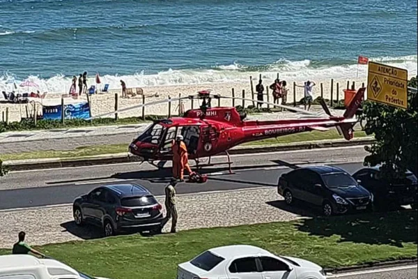 Foto colorida de resgate de menina de três anos que caiu de um apartamento na Barra da Tijuca, no Rio de Janeiro - Metrópoles