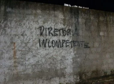 Muros próximos ao CT do Bahia são pichados após resultados ruins