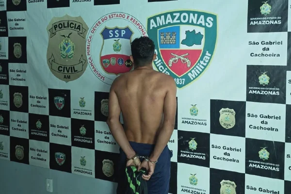 Homem é preso por espionar, torturar e ameaçar a enteada adolescente
