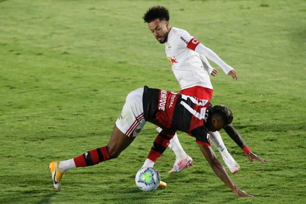 Claudinho em ação pelo Red Bull Bragantino contra o Flamengo - Metrópoles