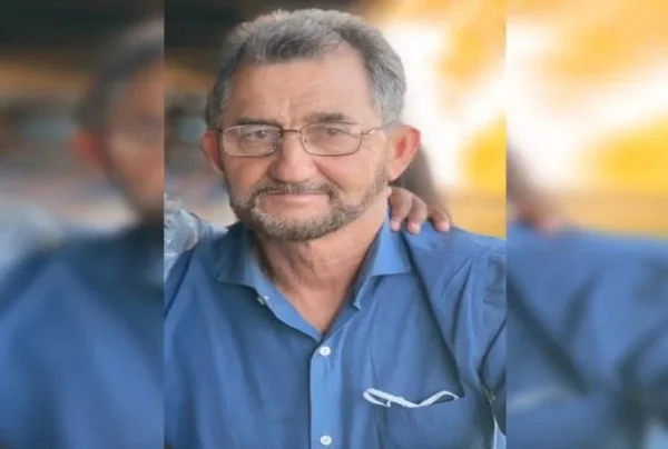 Homem de blusa azul e óculos de grau