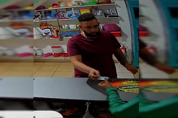 Foto de homem entregando dinheiro