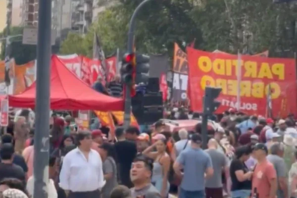 Foto colorida de manifestação contra reforma trabalhista proposta pelo governo Milei na Argentina - Metrópoles