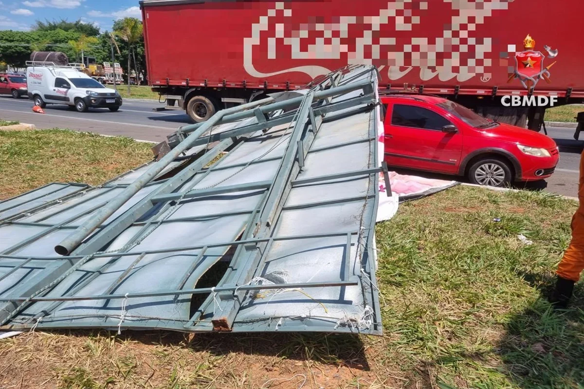 Homem caiu sobre o próprio carro enquanto instalava um outdoor Homem caiu sobre o próprio carro enquanto instalava um outdoor