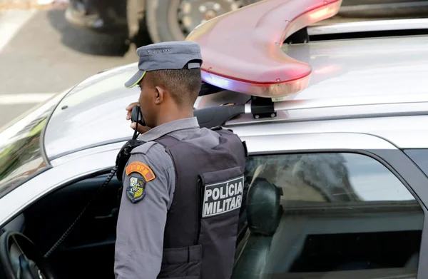 Em festa de família, homem zomba de avó e apanha de facão do padrasto