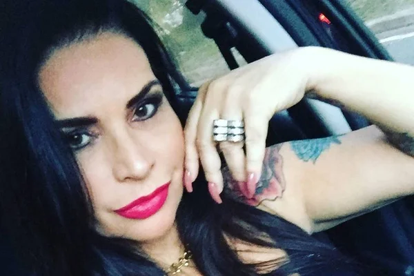 Solange Gomes desafia o Instagram e posta foto completamente nua