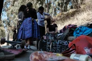 Meninas fazendo as tradicionais tranças nos cabelos Meninas fazendo as tradicionais tranças nos cabelos