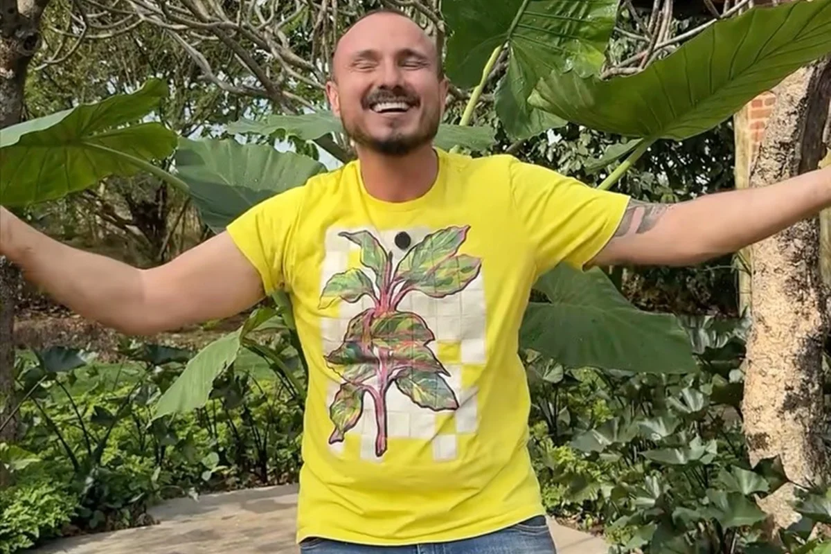 Murilo Soares posa em meio às plantas Murilo Soares posa em meio às plantas