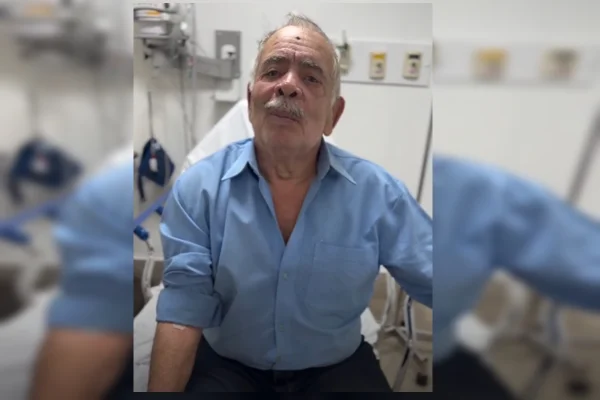 Cantor Zé Mulato é levado ao hospital após acidente com caminhão no DF