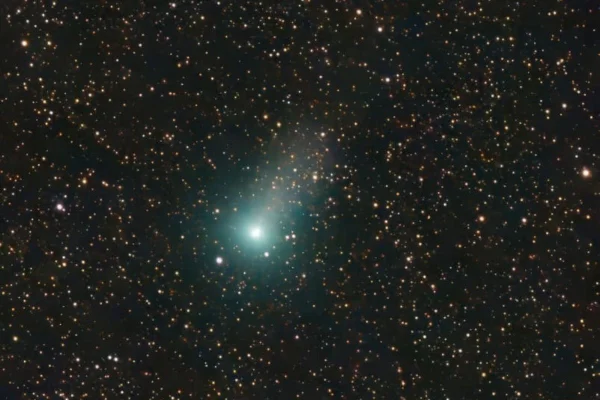 Imagem colorida mostra astrofotografia de cometa. Metrópoles