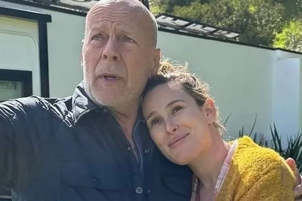 "Ainda vejo um brilho", desabafa Rumer Willis sobre demência do pai, Bruce Willis - Metrópoles