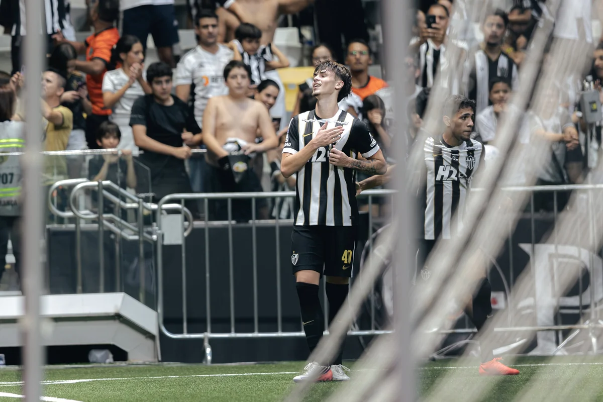 Vitão, cria do Galo, tem se destacado na zaga atleticana Vitão, cria do Galo, tem se destacado na zaga atleticana