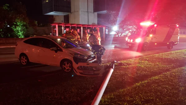Carro derruba poste em acidente no Eixinho Sul, próximo à Rodoviária