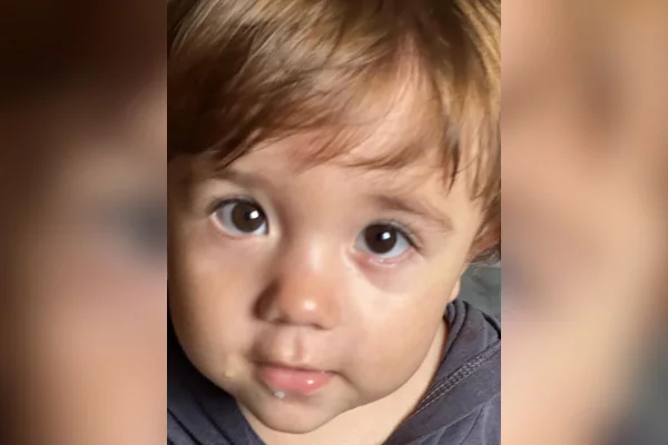 Imagem colorida mostra bebê de um ano com cabelo castanho liso - Metrópoles