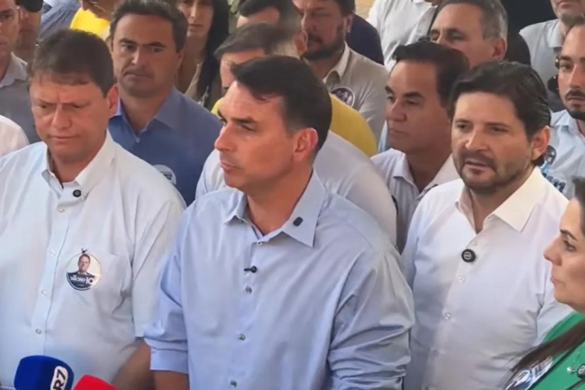 Imagem colorida de Flávio Bolsonaro com aliados políticos em São Paulo. Metrópoles