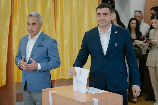 Imagem colorida de George Simion votando na Romênia - Metrópoles