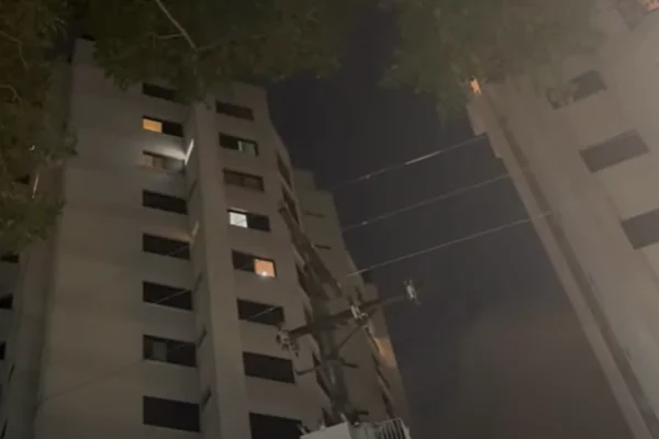 Imagem colorida de dois prédios onde aconteceram assaltos e um homem foi feito refém por criminosos - Metrópoles