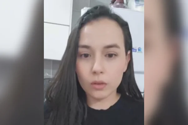 Homem viaja com amante, morre e esposa descobre traições após velório