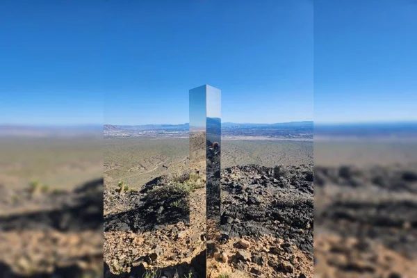 Imagem colorida mostra monólito encontrado em parque perto de Las Vegas - Metrópoles