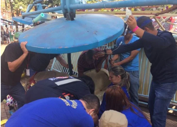 Brinquedo desaba e deixa 11 feridos em parque de Goiânia