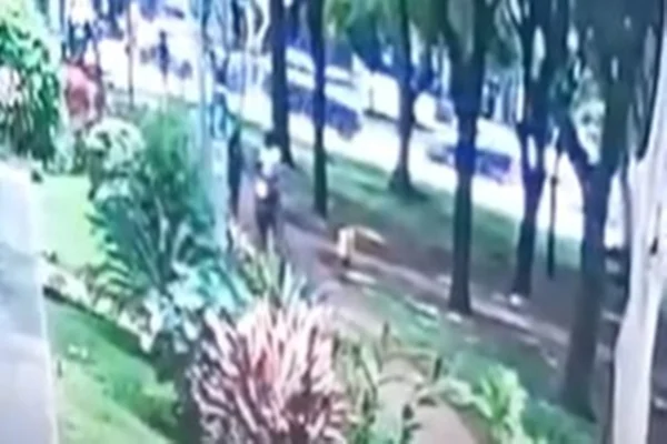 Vídeo: motociclista simulava ter arma e assaltava pedestres na Asa Sul
