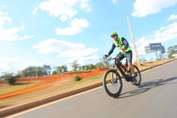 Rosso retoma campanha na bike e agora promete refeições a R$ 0,50