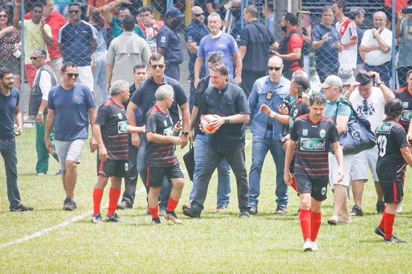 Bolsonaro marca jogo de futebol na primeira quarta-feira útil do ano