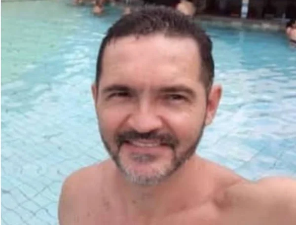 homem sorrindo na piscina