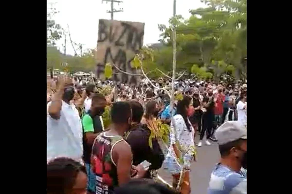 Trabalhadores protestam em Búzios