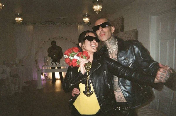 Foto colorida de Travis e Kourtney