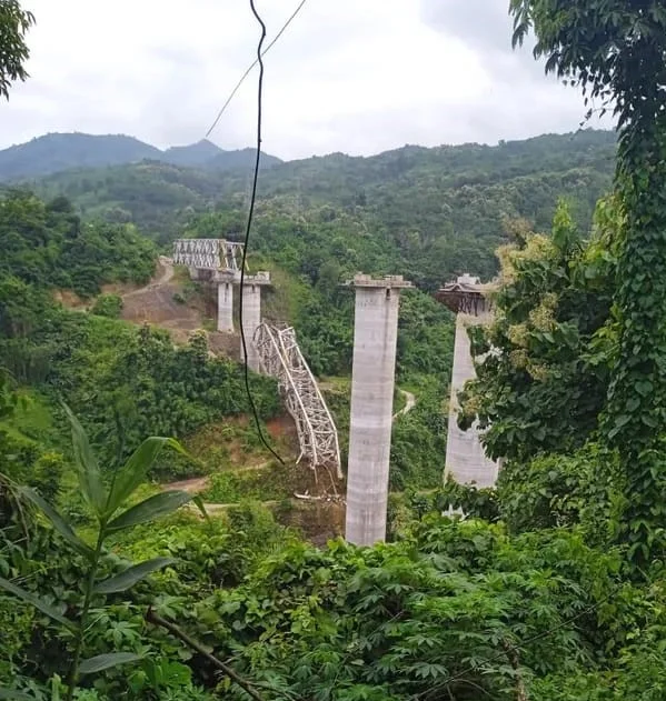 Imagem colorida de ponte que desabou - Metrópoles