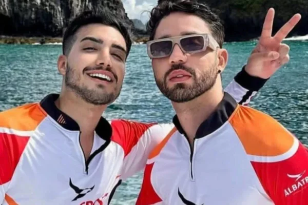 Rico Melquiades e Matheus Freire no mar - Metrópoles