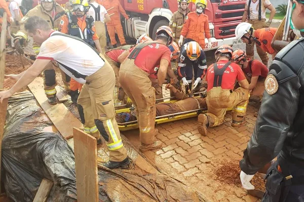 Bombeiros resgatam homem soterrado no DF