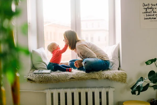 Com quantos meses o bebê consegue sentar sozinho? Tire a dúvida