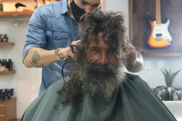 Catador de latinha ganha transformação em barbearia de Goiânia; veja