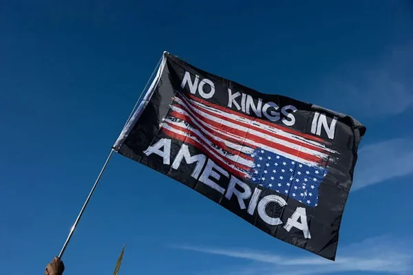 “No kings”: Trump posta video de IA em que joga fezes sobre pessoas