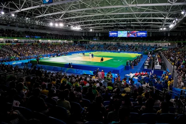 Balão aceso cai no teto da Arena Carioca 3 no Parque Olímpico