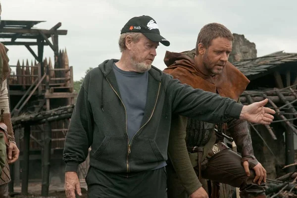 Foto de Ridley Scott no set de gravações de um filme - Metrópoles