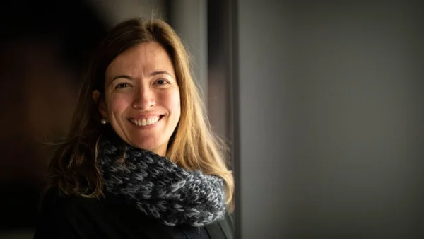 Fotografia colorida mostrando rosto de mulher sorrindo-Metrópoles