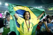 Ronaldinho comemora com bandeira após vencer a partida final da Copa do Mundo Ronaldinho comemora com bandeira após vencer a partida final da Copa do Mundo