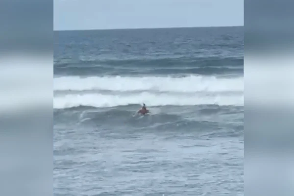 imagem colorida mostra surfista no mar