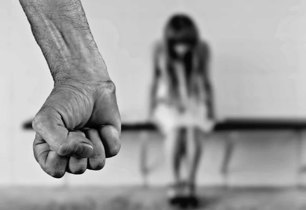 Mulher é acusada de estuprar e torturar filha de 7 anos