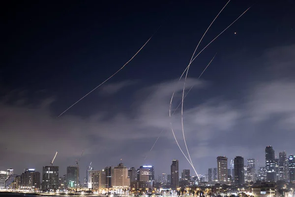Imagem colorida de míssil iraniano sobre Tel Aviv