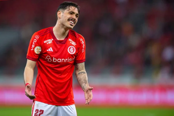 Maurício Prado, do Internacional, gesticula em partida contra o Corinthains pelo campeonato brasileiro