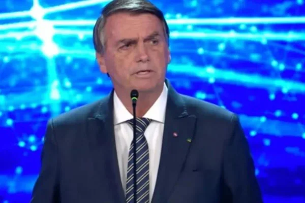 Bolsonaro mantém ida a debate mas muda estratégia com ausência de Lula