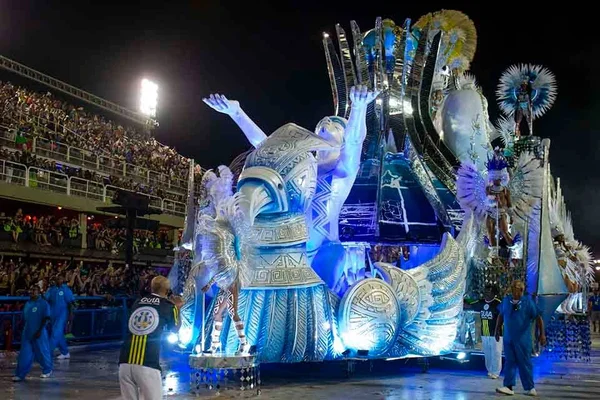 Fotos do desfile da Vila Isabel, que “cantou” Brasília na Sapucaí