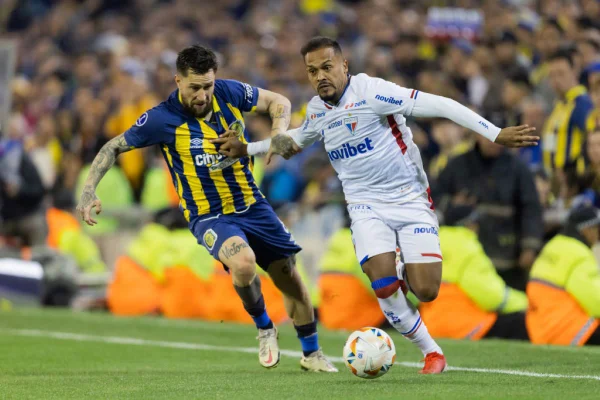 Imagem colorida de duelo entre Fortaleza e Rosario Central, pela Sul-Americana- Metrópoles