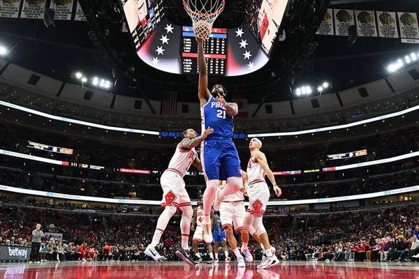 Embiid comanda Sixers em vitória emocionante sobre Bulls na NBA