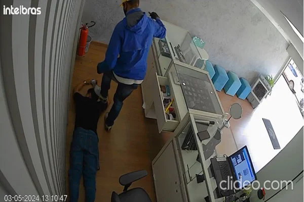 A Polícia Civil do Estado de Goiás (PCGO), por meio da 1ª Delegacia Distrital de Polícia de Formosa (GO), prendeu, na noite dessa quinta-feira (16/5), um homem acusado de roubar uma relojoaria da região central de Formosa, Entorno do DF. Imagens flagradas pela câmera de segurança da loja, mostram o momento em que o assaltante ameaça o atendente com uma faca, ordena que o funcionário deite no chão, e em seguida, pisa em sua cabeça.