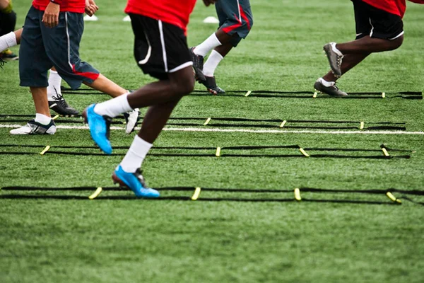 Jogadores fazem treinamento intensivo em campo de futebol